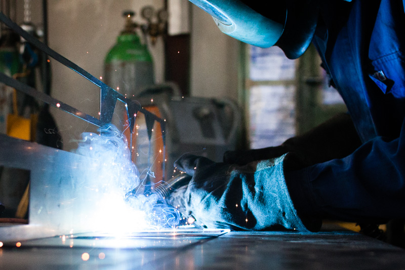 Person beim schweißen